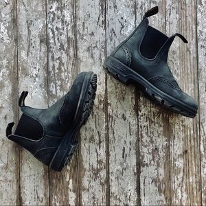 blundstone wingtip boots